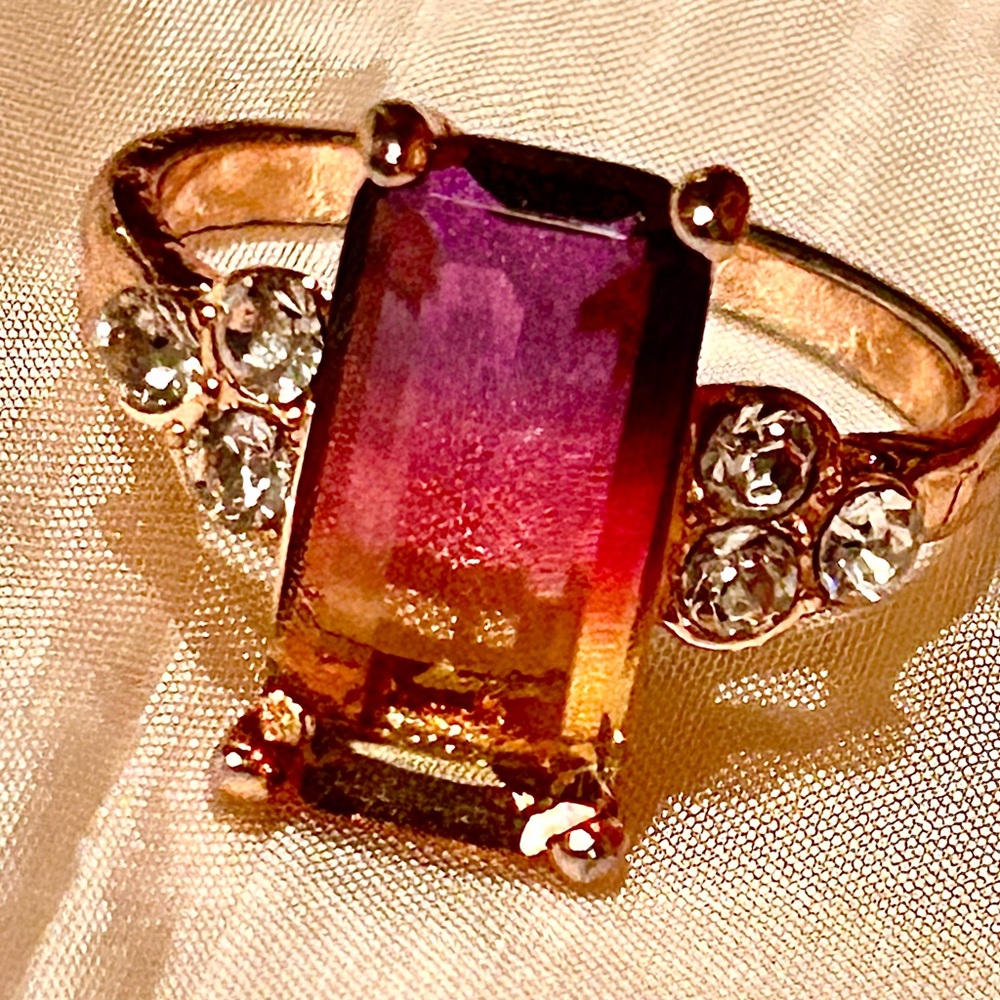 Estate and Vintage /Heirloom:           Elegant Gold and Purple Ring